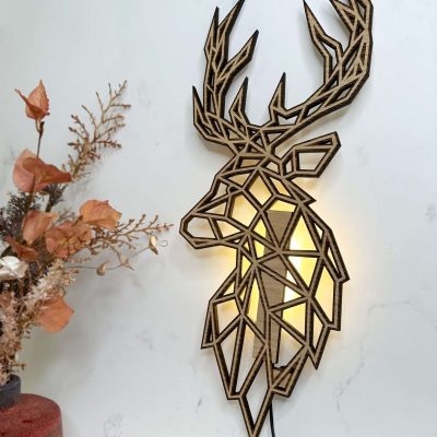 Lampe – Geometrisk udskåret hjort