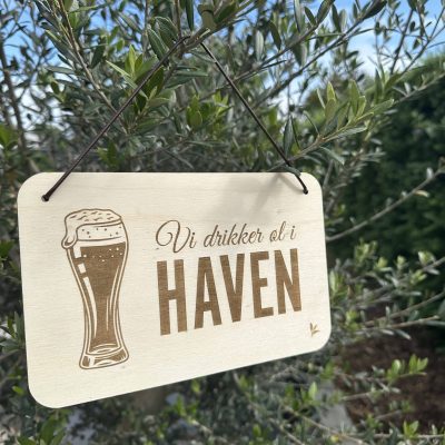 Vi drikker øl i haven skilt – Med læderrem