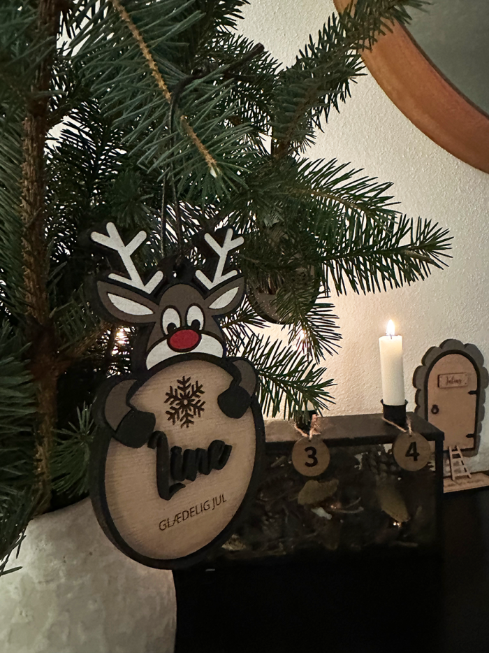 Julekugle med navn i træ, rensdyr - Treend.dk