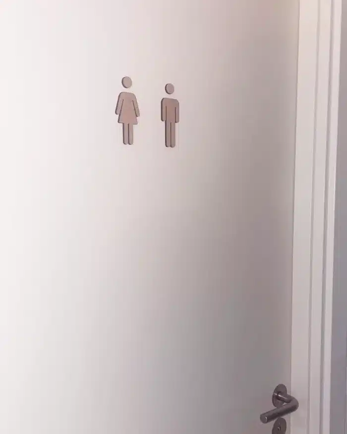 Mand og dame piktogram til toiletdøren i træ - Treend