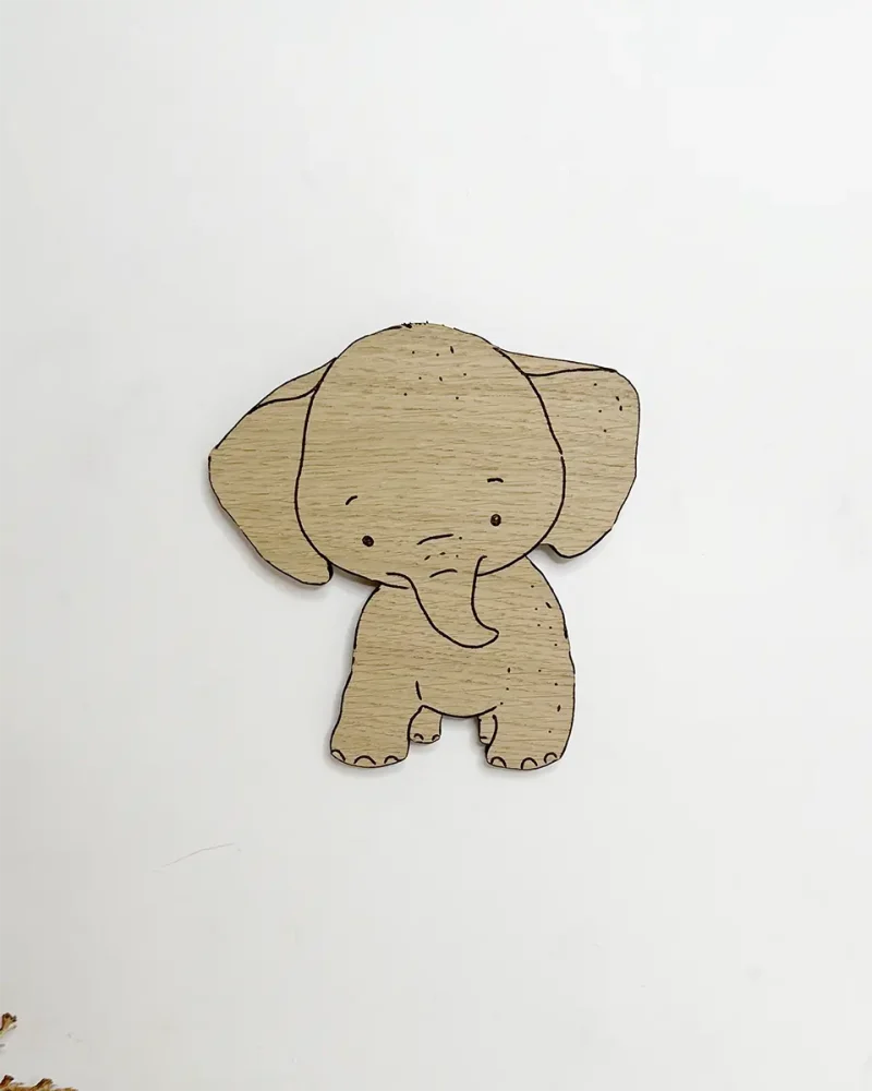 Treend.dk - Staaende elefant small. Et tidløst udtryk og overflod af omtanke med naturprodukter er fundamentet for et bæredygtigt treend.​
