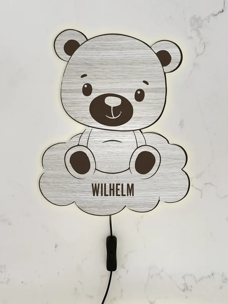 Bamse på sky lampe i træ - Treend.dk, personligt design