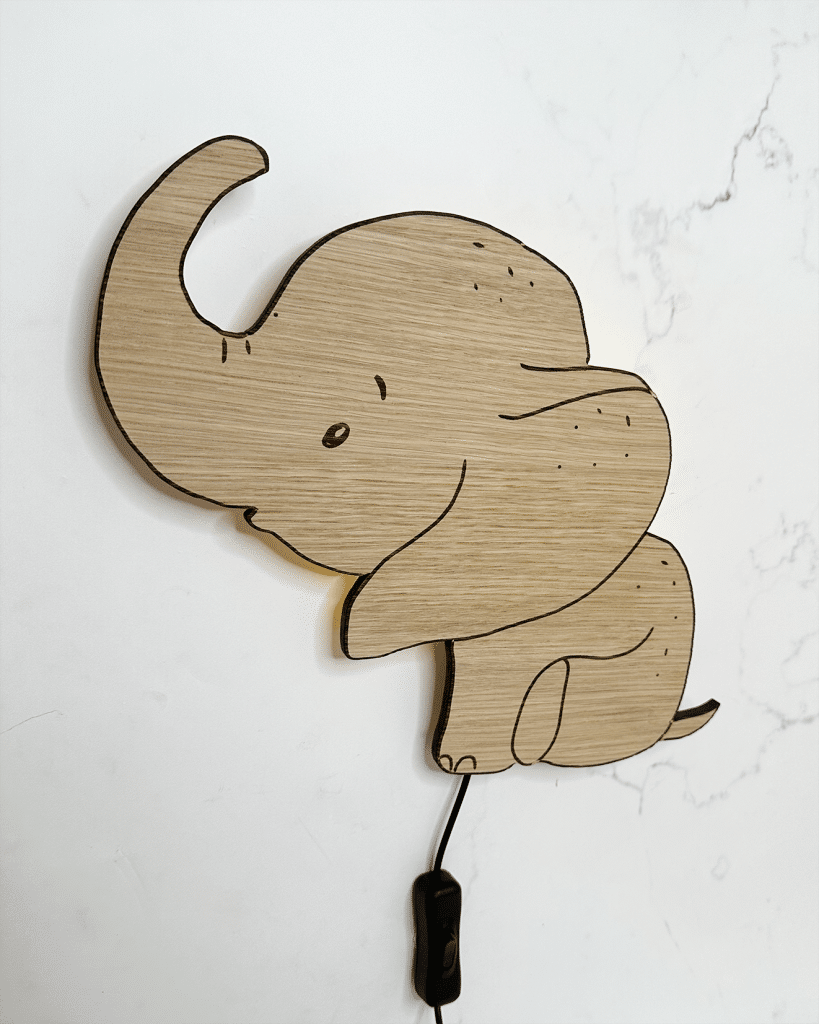 Siddende elefant lampe i træ - Treend.dk, personligt design